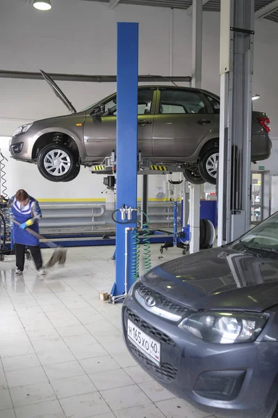 Carros em uma estação de reparo de carro — Fotografia de Stock