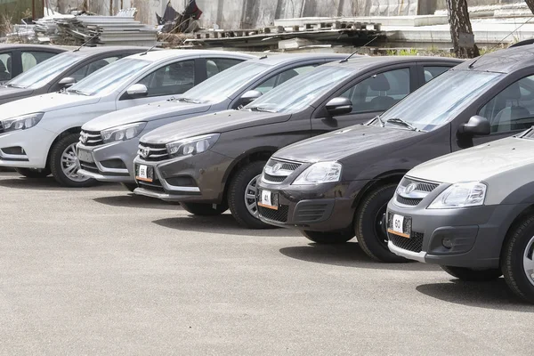 Neuwagen auf dem Parkplatz eines Autohauses — Stockfoto