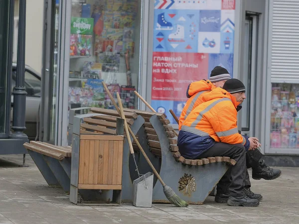 Temizleyiciler Moskova'da bir bankta oturup — Stok fotoğraf