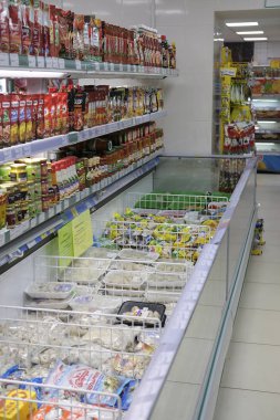  Bir süpermarketin içi 