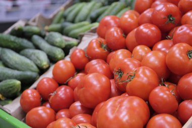 Bir dükkanda sebzeler 