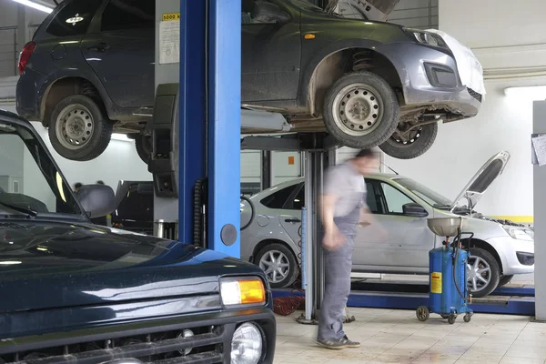 Coches en una estación de reparación de coches —  Fotos de Stock