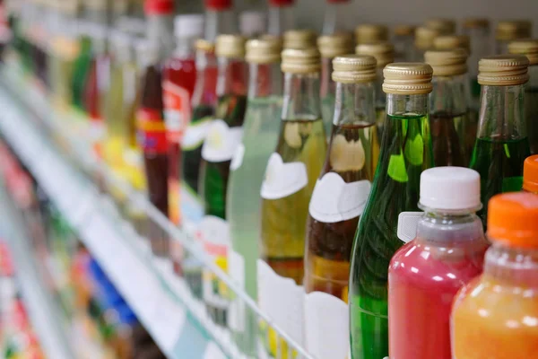 Flaskor på en hylla i en stormarknad — Stockfoto