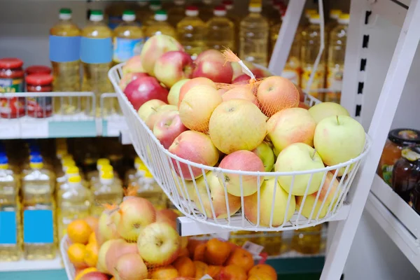 Almát a kosárba szupermarketben — Stock Fotó