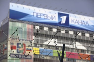 Dikenli tel bir telekomünikasyon Binası çevreleyen Ostankino Moskova Merkezi