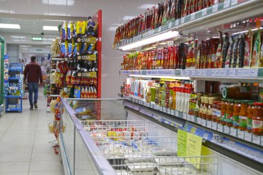  Kaluga süpermarkette iç