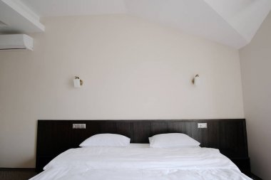 Bir otel odasının içinde.