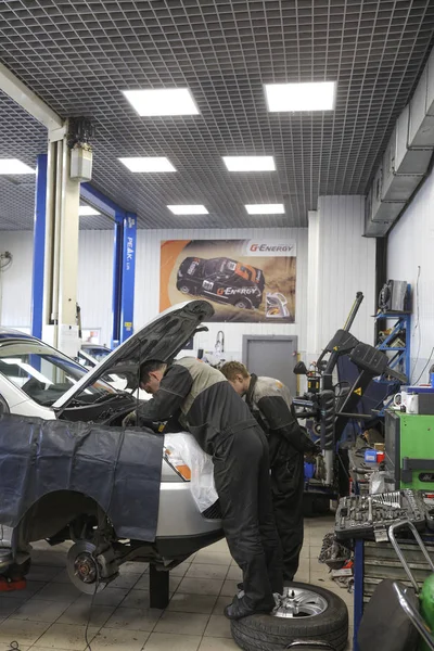 Coches en una estación de reparación de coches en Moscú —  Fotos de Stock