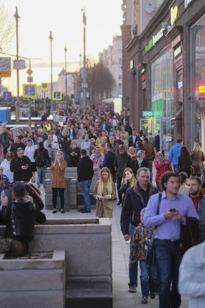 Multitud en el centro de Moscú — Foto de Stock