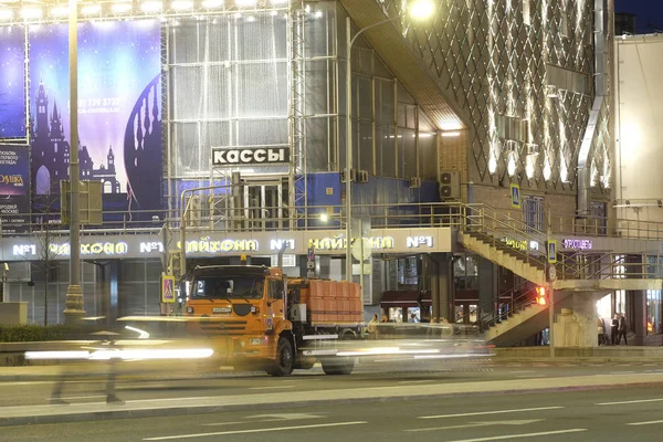 Akşam Moskova Caddesi üzerinde trafik — Stok fotoğraf