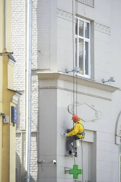 Steeplejack trabalha em um centro de Moscou — Fotografia de Stock