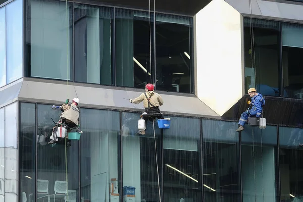 Steeplejack λειτουργεί σε ένα κέντρο της Μόσχας — Φωτογραφία Αρχείου