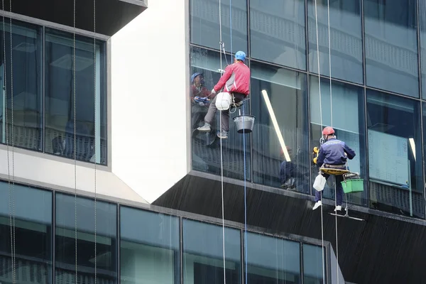 Steeplejack λειτουργεί σε ένα κέντρο της Μόσχας — Φωτογραφία Αρχείου