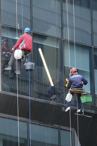 Steeplejack fungerar i en center i Moskva — Stockfoto