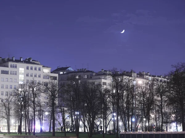 Lua no céu sob o centro de Moscou — Fotografia de Stock