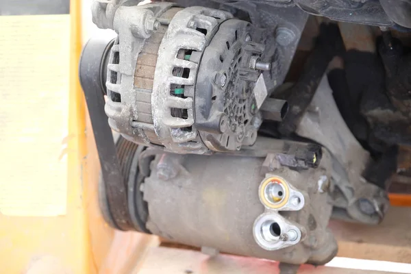 Close-up van Dynamo gefixeerd op de motor van een auto — Stockfoto