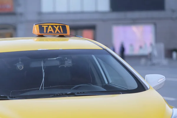 Taxi auf einem Parkplatz im Zentrum von Moskau — Stockfoto