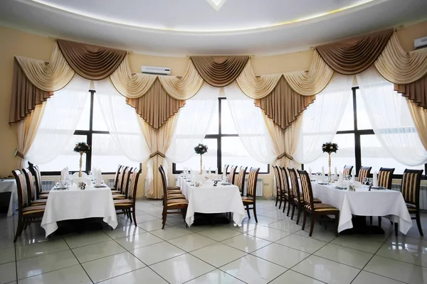 Interior de una cafetería con las mesas con servicio — Foto de Stock