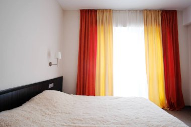 Bir otel odasının içinde.