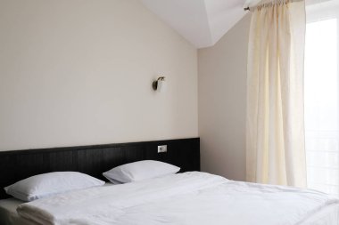 Bir otel odasının içinde.