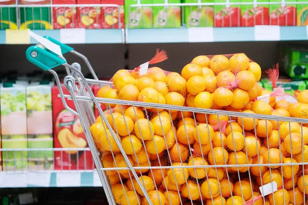 Belsejében egy szupermarket, Kaluga — Stock Fotó