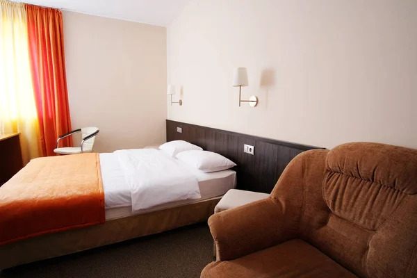 Интерьер спальни отеля — стоковое фото