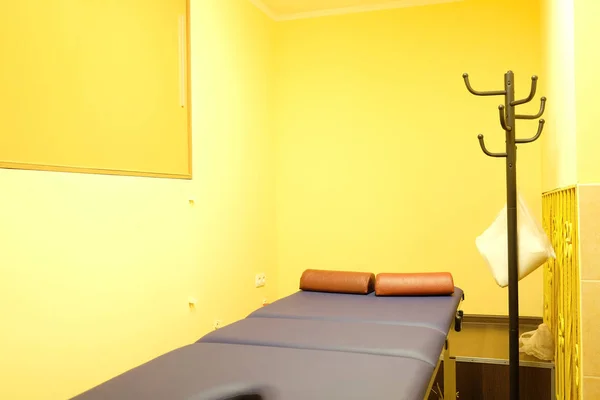 Massage table in an empty room — Stock Photo, Image