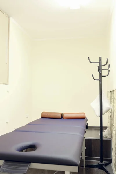 Massage table in an empty room — Stock Photo, Image