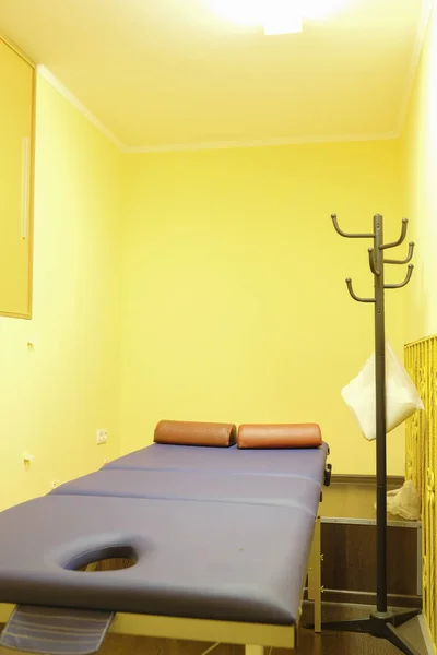 Massage table in an empty room — Stock Photo, Image