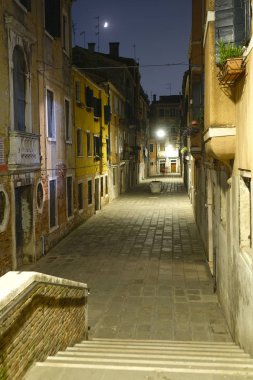  tekneler Venedik'te bir kanalda görüntü ile manzara