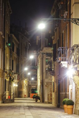 tekneler Venedik'te bir kanalda görüntü ile manzara