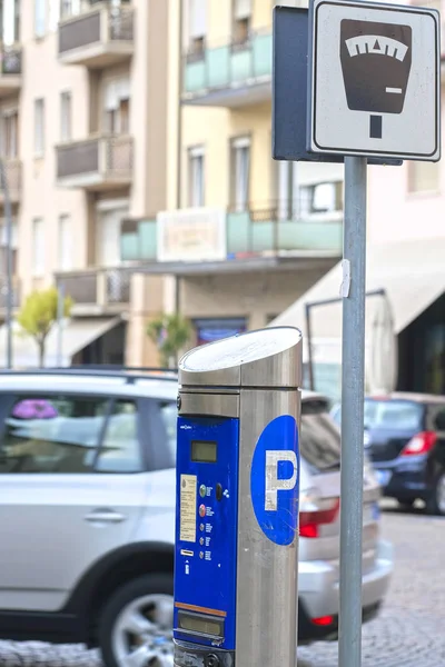 Turismos en un aparcamiento en Adria — Foto de Stock
