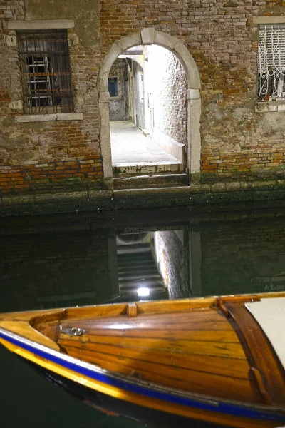 Gebouw met boog volgt te werk op een kanaal nachts in Venetië — Stockfoto