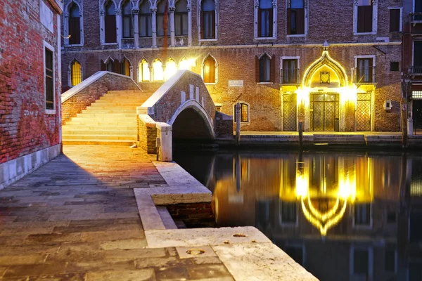 Paisaje nocturno con la imagen de puente sobre un canal en Venecia — Foto de Stock