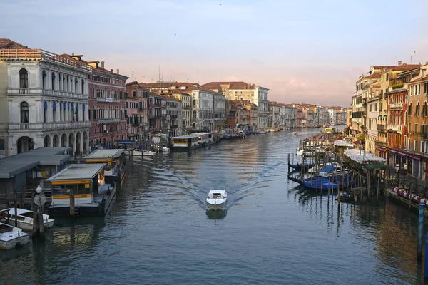 Paisaje con la imagen de barcos en un canal al amanecer en Venecia — Foto de Stock