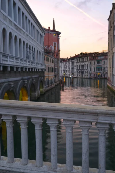 Paisaje nocturno con la imagen de puente sobre un canal en Venecia — Foto de Stock