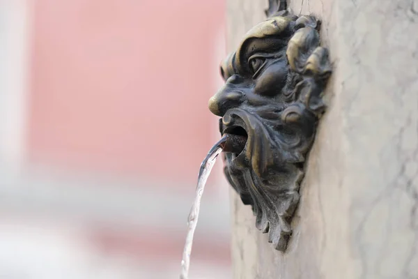 Drinking fountain in Venice — Stock Photo, Image