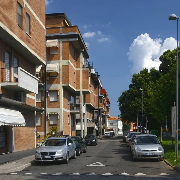 Estacionamento em uma rua de Ferrara — Fotografia de Stock