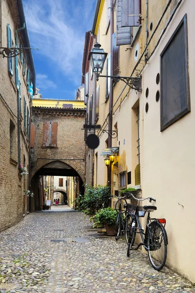 Bicycle parked near the wall of an ancient house in an Old Town of Ferrara — Stock Photo, Image