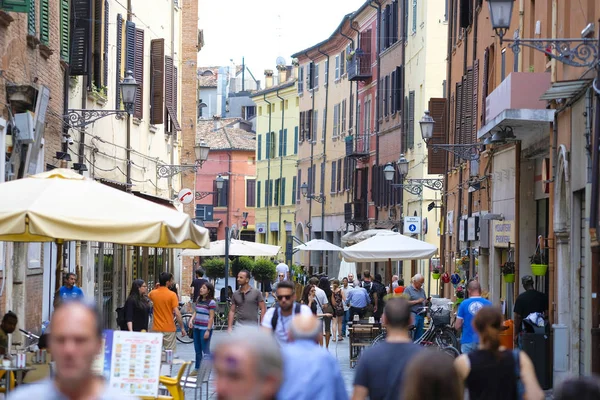 Folla in un centro di Ferrara — Foto Stock