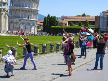  iyi bilinen düşen kule Pisa çerçevede görüntülenecek kadar yüzlerce farklı ülkeden turist deneyin
