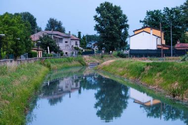 Rovigo bir kanal kıyısında evi