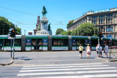 Bir Milano ortasına tramvay istasyonu