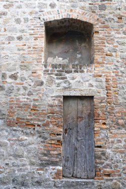 Bir tuğla duvar eski ahşap kapı
