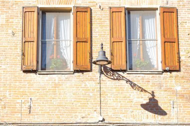 Ferrara yaşadığı bir evde windows üzerinde güneş kör