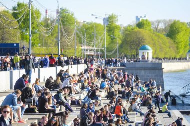 insanlar bir setin Moskova'da Moskova Nehri üzerinde dinlen