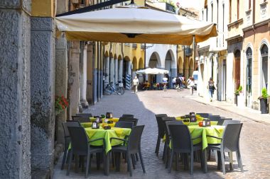  Padova'da sokak Cafe