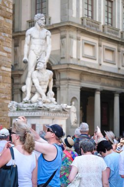 Floransa'da Uffizi Galerisi bahçesinde ziyaretçi