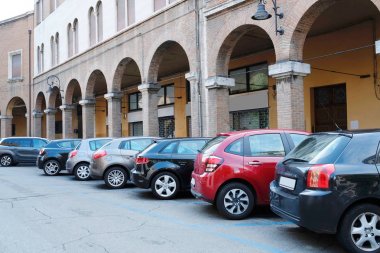 Ferrara bir sokakta otopark