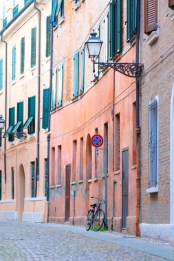 Ferrara bir eski şehir, eski bir evin duvarının yakınında park Bisiklet